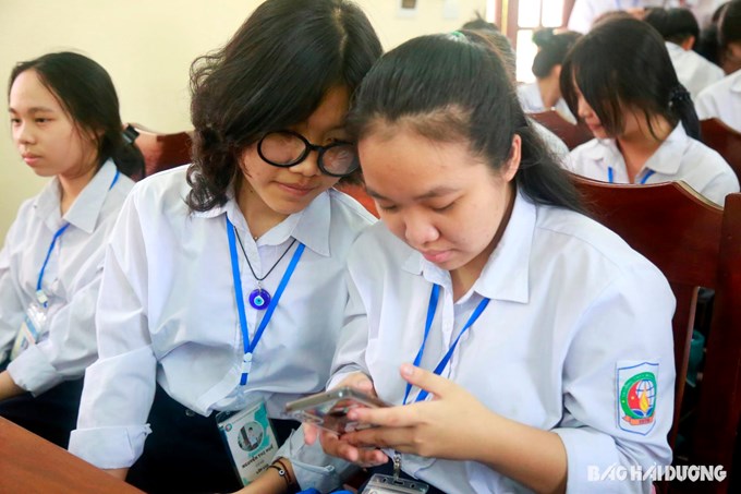 Học sinh trả lời trực tuyến nhiều câu hỏi trong cuộc thi tìm hiểu về Học viện Nông nghiệp Việt Nam