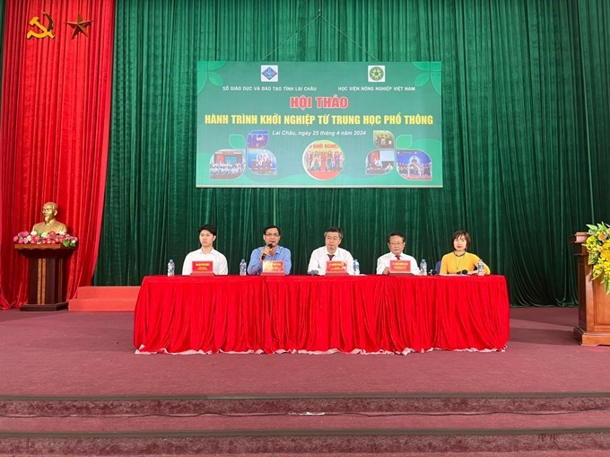 Các diễn giả trực tiếp tư vấn cho các em học sinh THPT tỉnh Lai Châu.