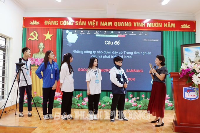 Học sinh Trường THPT Lê Chân hào hứng tham gia giao lưu cùng diễn giả.
