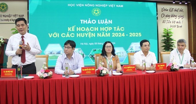 TS Cao Đức Phát - nguyên Bộ trưởng Bộ Nông nghiệp và Phát triển nông thôn cùng các chuyên gia, nhà khoa học của Học viện Nông nghiệp Việt Nam trao đổi tại hội nghị. 