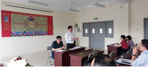 Đồng chí Trần Trọng Phương, Bí thư chi bộ khoa Tài nguyên và Môi trường chủ trì thảo luận sinh hoạt chuyên đề