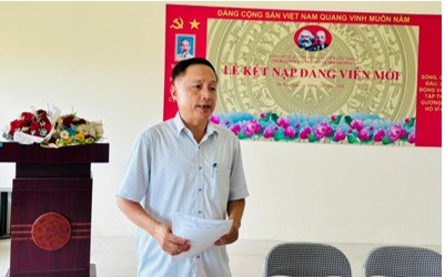Đồng chí Nguyễn Thanh Lâm, Tổ trưởng Tổ Đảng Quản lý môi trường – Sinh thái Nông nghiệp trình bày tham luận
