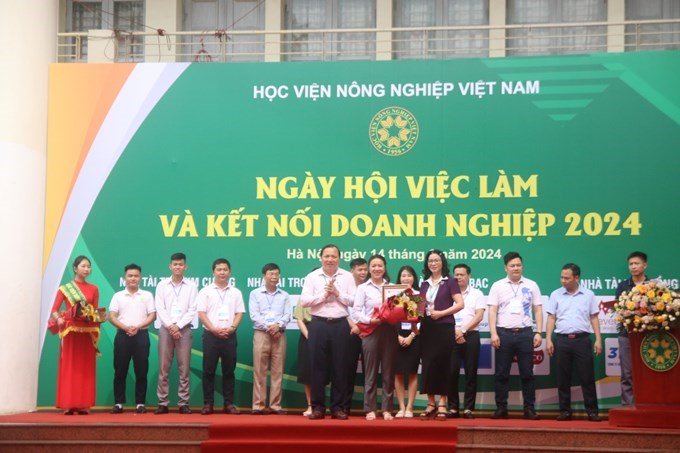 GS.TS. Nguyễn Thị Lan - Bí thư Đảng ủy, Giám đốc Học viện Nông nghiệp Việt Nam tặng hoa, giấy chứng nhận cho các doanh nghiệp tham gia Ngày hội việc làm và kết nối doanh nghiệp năm 2024. Ảnh: Minh Ngọc
