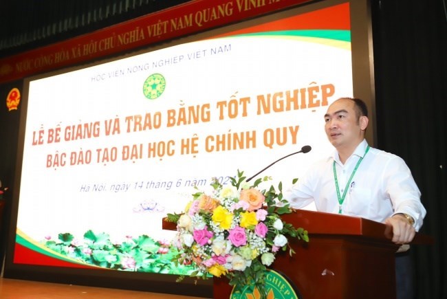 TS. Dương Thành Huân - Phó Trưởng ban CTCT&CTSV công bố quyết định khen thưởng của Giám đốc Học viện dành cho sinh viên đạt thành tích xuất sắc trong học tập