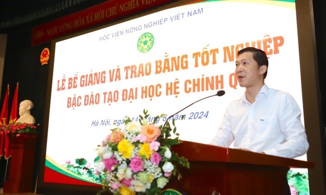 ThS. Nguyễn Quang Tự - Phó Trưởng Ban Quản lý đào tạo công bố quyết định trao bằng tốt nghiệp bậc đào tạo đại học hệ chính quy