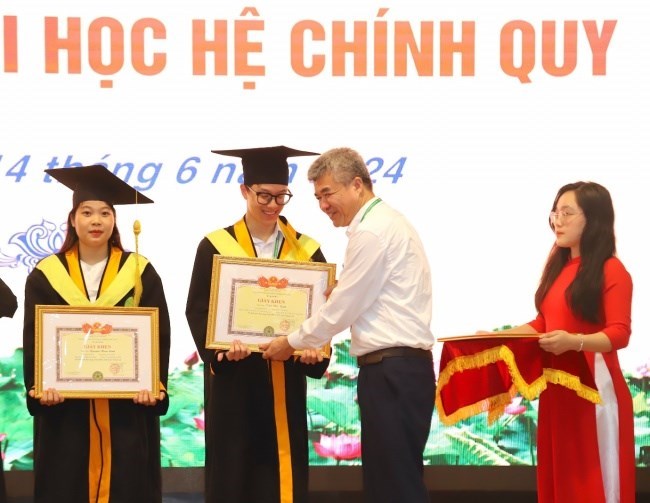 Sinh viên Trần Đức Minh - K64KTTCE, Khoa Kinh tế và Phát triển nông thôn vui mừng khi đón nhận Giấy khen của Giám đốc Học viện dành cho sinh viên đạt thành tích xuất sắc trong học tập