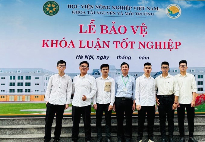  Các tân cử nhân chụp ảnh lưu niệm với giảng viên hướng dẫn