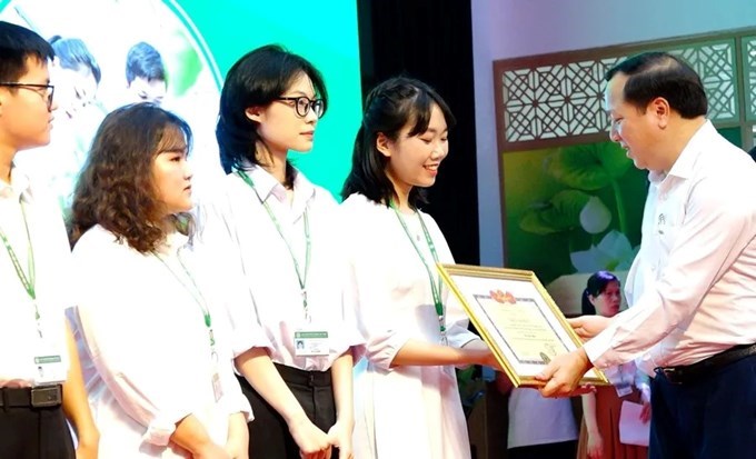 PGS.TS Vũ Ngọc Huyên - Phó Giám đốc Học viện Nông nghiệp Việt Nam trao giấy khen cho sinh viên có thành tích trong nghiên cứu khoa học.