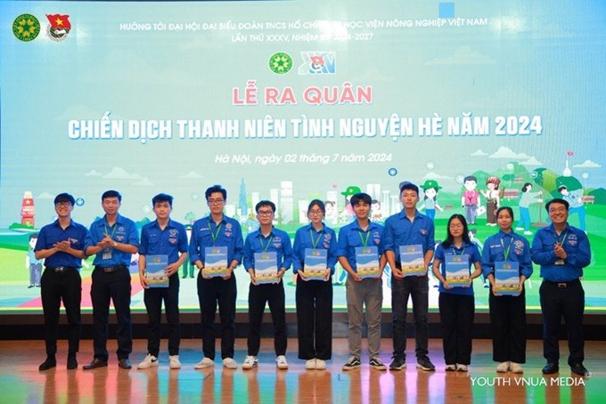 Trao quyết định thành lập của Đoàn Thanh niên học viện cho các đội hình tình nguyện tham gia Chiến dịch Thanh niên Tình nguyện hè năm 2024