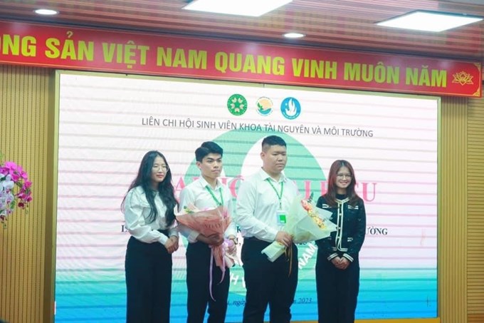 Hùng Anh trong ngày nhận nhiệm vụ Liên chi hội phó khoa Tài nguyên và Môi trường