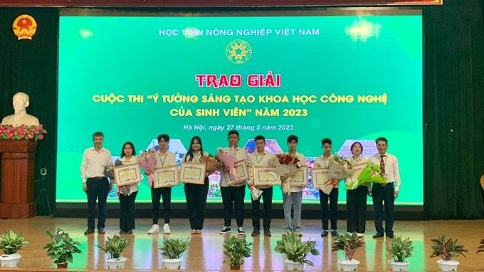 Hùng Anh nhận Giải trong cuộc thi Ý tưởng sáng tạo KHCN của sinh viên năm 2023, chủ đề Nghiên cứu đa dạng cây dược liệu và sinh kế đồng bào dân tộc tại huyện Hoàng Su Phì, tỉnh Hà Giang.