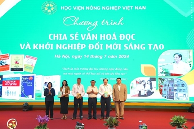 Cán bộ, viên chức và sinh viên Học viện Nông nghiệp Việt Nam hào hứng tham gia chương trình chia sẻ văn hoá đọc và khởi nghiệp đổi mới sáng tạo
