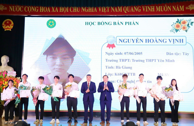 Học viện Nông nghiệp Việt Nam trao Học bổng toàn phần và bán phần cho sinh viên tại 08 tỉnh miền núi phía Bắc năm 2023