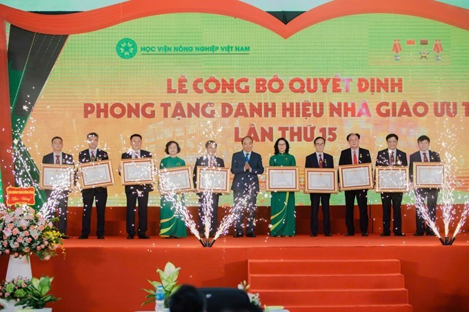 Chủ tịch nước Nguyễn Xuân Phúc trao danh hiệu Nhà giáo ưu tú cho cán bộ, viên chức của Học viện (2021)