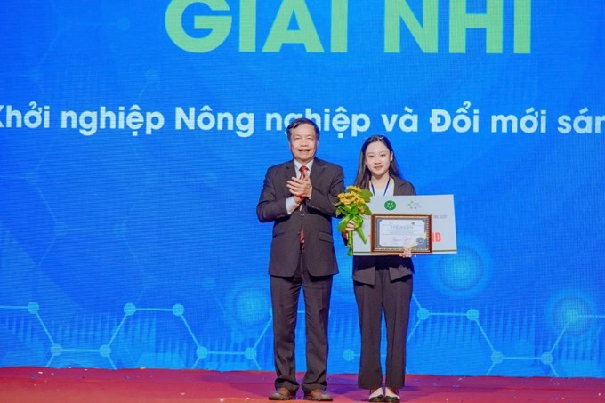 GS.TS. Trần Đức Viên - Chủ tịch Hội đồng Học viện trao giải thưởng cho sinh viên đạt giải Cuộc thi khởi nghiệp nông nghiệp (2020)