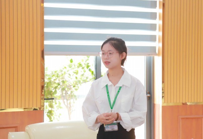 Em Nguyễn Ngọc Huyền, sinh viên lớp K67KEB, Khoa Kế toán và QTKD, đại diện cho sinh viên được nhận học bổng Kitano phát biểu tại chương trình 