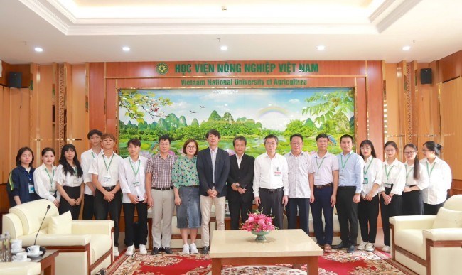 TS. Nguyễn Công Tiệp tặng quà và chụp ảnh lưu niệm với ông Kutsuzawa và đoàn công tác