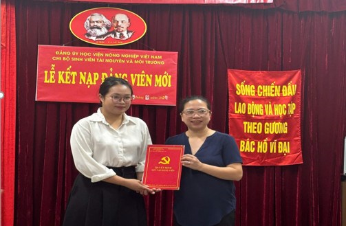  Bí thư chi bộ Đoàn Thanh Thủy trao quyết định Kết nạp Đảng viên