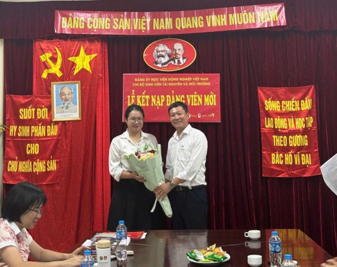 Đồng chí Võ Hữu Công - Chi ủy viên, Chi bộ Khoa Tài nguyên và Môi trường tặng hoa và phát biểu tại buổi lễ
