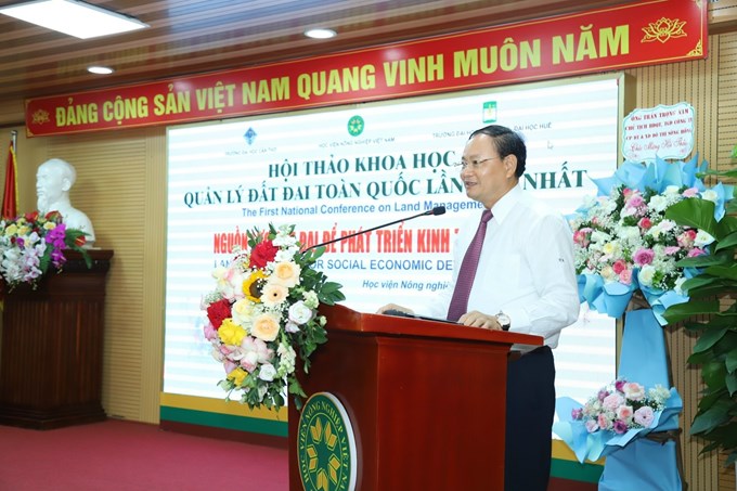 Thứ trưởng Bộ Tài nguyên và Môi trường Lê Minh Ngân phát biểu tại Hội thảo khoa học Quản lý đất đai toàn quốc Lần thứ nhất tại Học viện Nông nghiệp Việt Nam (năm 2023)