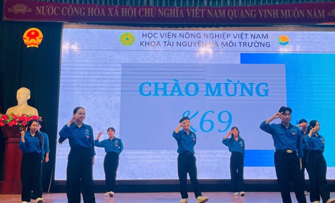 Tiết mục văn nghệ của Đội Thanh niên tình nguyện Khoa chào mừng buỗi lễ