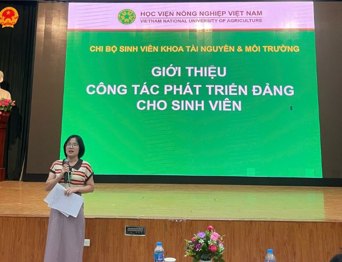 Đ/c Hồ Thị Thúy Hằng giới thiệu công tác phát triển Đảng cho sinh viên