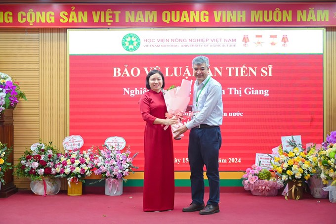 GS.TS. Phạm Văn Cường – Phó Giám đốc Học viện chúc mừng Tân tiến sĩ