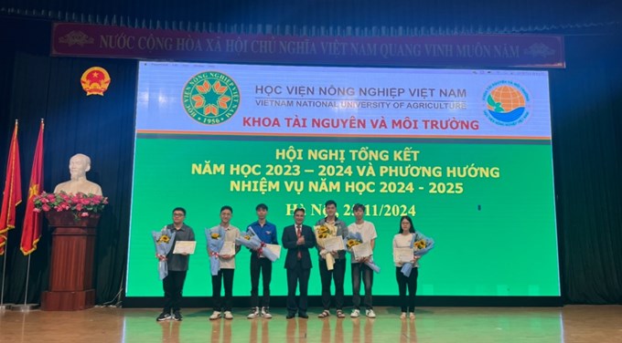 PGS.TS. Trần Quốc Vinh – Phó trưởng khoa trao phần thưởng cho sinh viên có thành tích học tập tốt