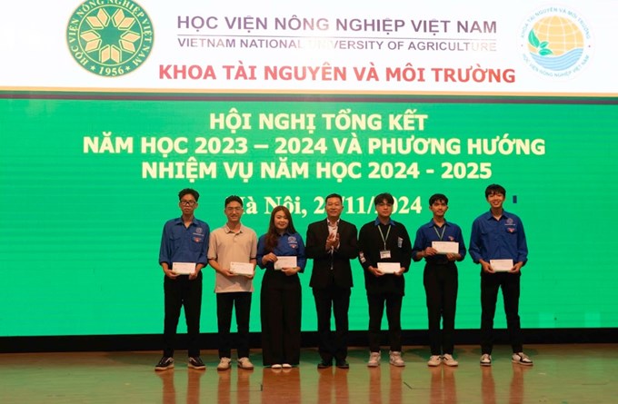 PGS.TS. Võ Hữu Công – Phó trưởng khoa trao phần thưởng cho đại diện các tập thể lớp có thành tích hoạt động phong trào.