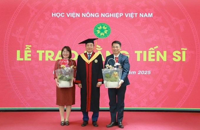 Tân Tiến sĩ Nguyễn Tiến Phong tặng hoa tri ân đến các giảng viên hướng dẫn nghiên cứu sinh. (Ảnh: NTCC)