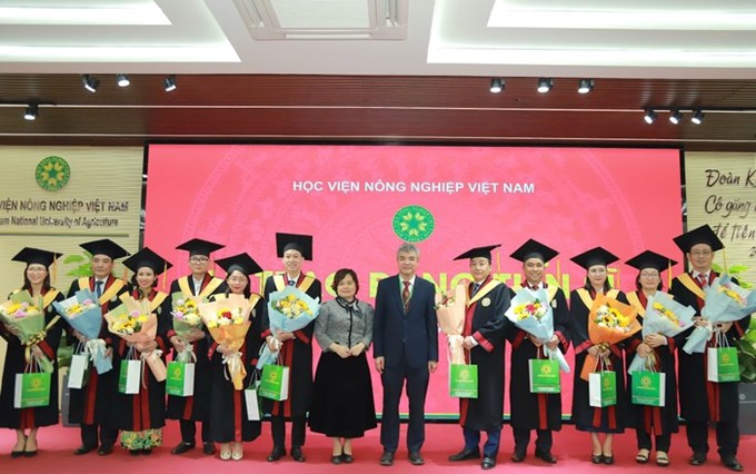 Lãnh đạo Học viện Nông nghiệp Việt Nam tặng hoa và quà cho các tân tiến sĩ. (Ảnh: NTCC)