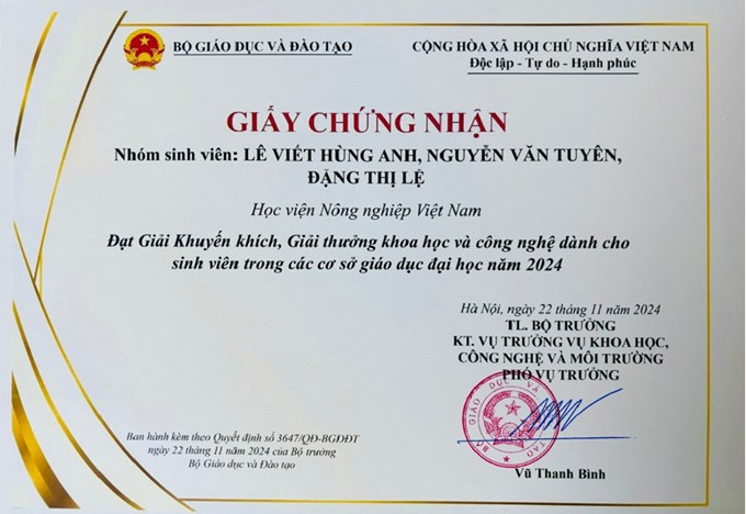 Nhóm sinh viên: Lê Viết Hùng Anh, Đặng Thị Lệ, Nguyễn Văn Tuyên đã đạt thành tích trong hoạt động SVNCKH của Bộ Giáo dục và Đào tạo