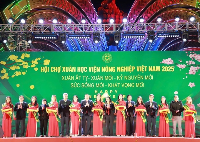 GS.TS. Nguyễn Thị Lan - Bí thư Đảng ủy, Giám đốc Học viện cùng lãnh đạo Học viện, đại diện các doanh nghiệp cắt băng khai mạc Hội chợ Xuân Học viện Nông nghiệp Việt Nam năm 2025