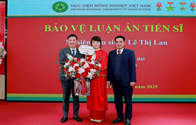  BCN khoa Tài nguyên và Môi trường chúc mừng tân tiến sĩ