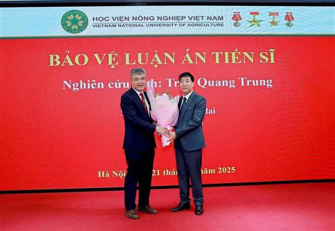 GS.TS. Phạm Văn Cường – Phó GĐ Học viện tặng hoa chúc mừng NCS