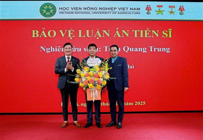 BCN Khoa Tài nguyên và Môi trường chúc mừng NCS