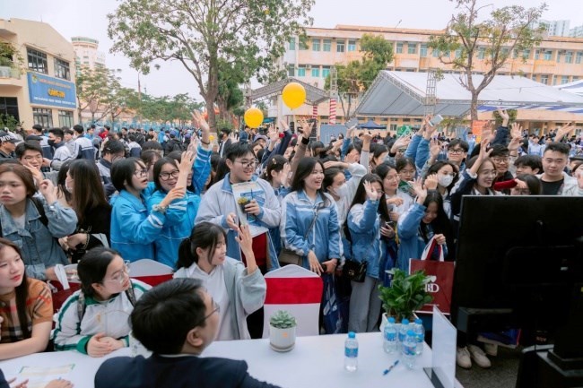 Học sinh rất hào hứng với gian tư vấn tuyển sinh - hướng nghiệp của Học viện Nông nghiệp Việt Nam