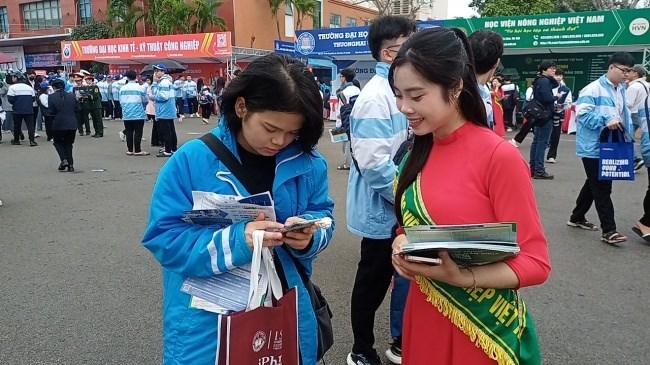 Các em học sinh được cung cấp và hướng dẫn thông tin khi tham gia ngày hội hướng nghiệp.