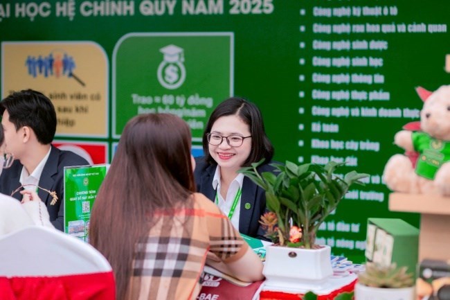 Sự tươi tắn, nụ cười luôn thường trực trên khuôn mặt của người tư vấn quầy tư vấn Học viện Nông nghiệp Việt Nam