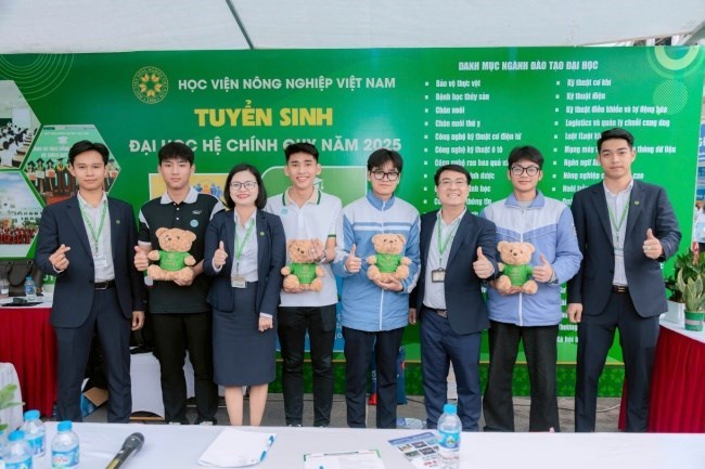 ThS. Nguyễn Trọng Tuynh - Phó Giám đốc Trung tâm Quan hệ công chúng và Hỗ trợ sinh viên, Học viện Nông nghiệp Việt Nam (thứ 3 từ phải sang) tặng quà cho các bạn học sinh Hải Phòng.