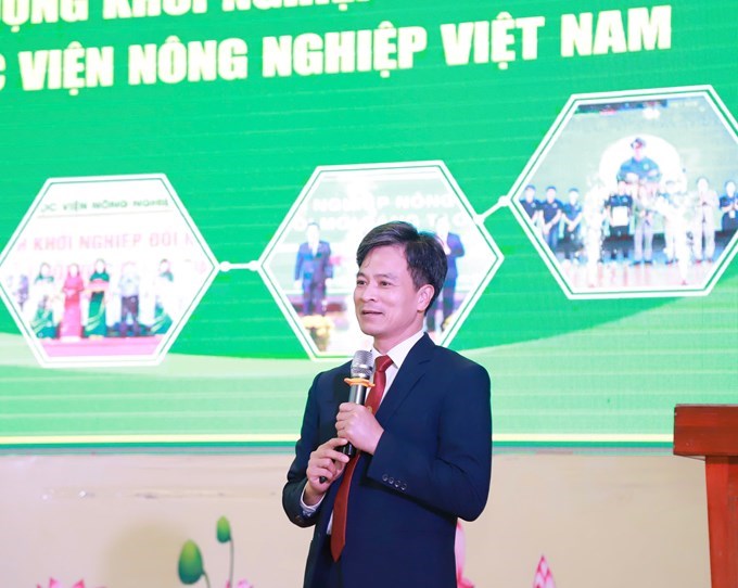 TS Dương Văn Nhiệm, Khoa Thú y (Học viện Nông nghiệp Việt Nam) đã chia sẻ với các em học sinh Tuyên Quang về những con đường khởi nghiệp.