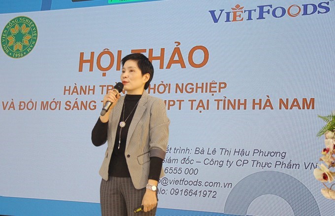  Bà Lê Thị Hậu Phương - Giám đốc Công ty Cổ phần thực phẩm Việt Nam (Vietfoods) truyền cảm hứng về khởi nghiệp cho học sinh THPT của tỉnh Hà Nam.