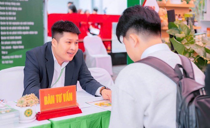 Thí sinh được cán bộ Học viện Nông nghiệp VN tư vấn chuyên sâu. 