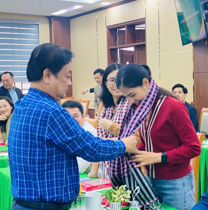 Phó Chủ tịch Quốc hội Lê Minh Hoan trao khăn tặng lãnh đạo, cán bộ các cơ sở đào tạo, bồi dưỡng của Bộ Nông nghiệp và Môi trường. Ảnh: H.Ngọc