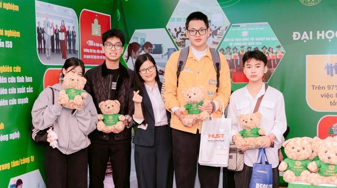 Thí sinh được trao thưởng sau khi tham dự mini games tại gian tư vấn của Học viện Nông nghiệp Việt Nam.