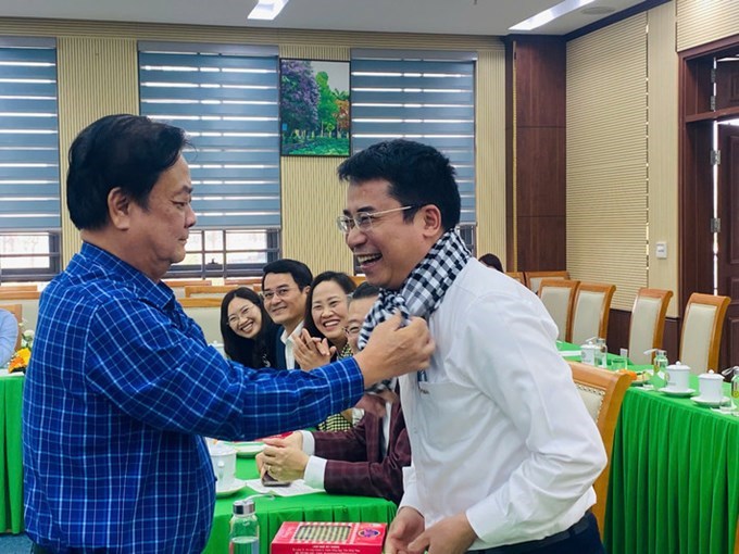 Phó Chủ tịch Quốc hội Lê Minh Hoan trao khăn tặng lãnh đạo, cán bộ các cơ sở đào tạo, bồi dưỡng của Bộ Nông nghiệp và Môi trường. Ảnh: H.Ngọc