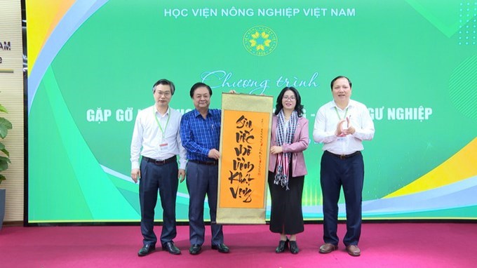 Phó Chủ tịch Quốc hội Lê Minh Hoan trao tranh tặng lãnh đạo Học viện Nông nghiệp Việt Nam. Ảnh: H.Ngọc