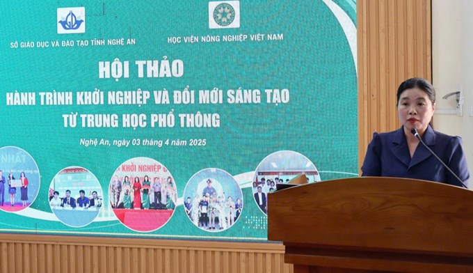 Bà Hồ Thị Châu Loan – Phó Giám đốc Sở GD&ĐT tỉnh Nghệ An phát biểu tại hội thảo.