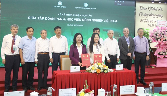 GS.TS Nguyễn Thị Lan, Giám đốc Học viện Nông nghiệp Việt Nam (bên trái) và bà Nguyễn Thị Trà My, Tổng Giám đốc Tập đoàn PAN cùng ký kết thỏa thuận hợp tác giữa Tập đoàn PAN/Vinaseed với Học viện Nông nghiệp Việt Nam.