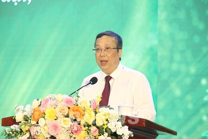 Thứ trưởng Bộ Nông nghiệp và Môi trường Hoàng Trung chia sẻ về định hướng phát triển hoa, cây cảnh Việt Nam. Ảnh: Bích Hồng/BNEWS/TTXVN